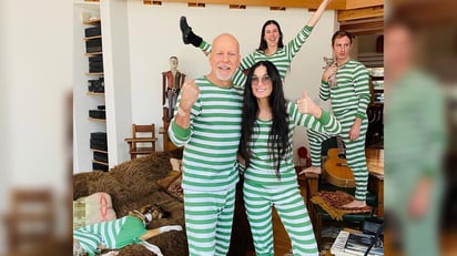  Demi Moore y Bruce Willis, quienes sorprendieron al compartir una foto familiar posando en pijamas. (ESPECIAL)
