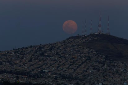 La noche de hoy 7 de abril y durante la madrugada del día 8 es visible la 'luna rosa de abril'. Dicho evento también coincide con una superluna. (EFE)