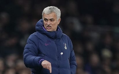 Mourinho salió a entrenar junto a Tanguy Ndombele, Davinson Sánchez y Ryan Sessegnon, que estaban realizando ejercicios sin siquiera tener los dos metros de separación. (ARCHIVO)