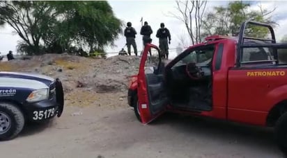 Autoridades de seguridad arribaron hasta el lugar donde acordonaron el área y posteriormente solicitaron el apoyo del personal del cuerpo de bomberos así como de Protección Civil para sustraer el cadáver.
(EL SIGLO DE TORREÓN)