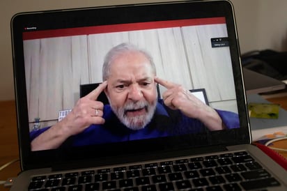 Desde su confinamiento en casa apenas meses después de salir de prisión, el expresidente brasileño Luiz Inácio Lula da Silva dijo el miércoles que el mandatario Jair Bolsonaro necesita cambiar su desdén hacia el coronavirus o se arriesga a que lo obliguen a dejar el cargo antes de concluir su periodo en diciembre de 2022. (AP)