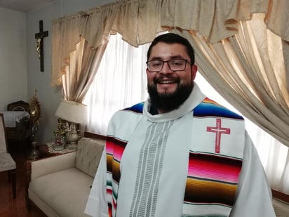 La contingencia sanitaria obliga a los sacerdotes a innovarse y a meterse de fondo en la era tecnológica para brindar el servicio de misa y predicar el evangelio a los feligreses abriendo un canal de YouTube. (VIRIGINIA HERNÁNDEZ)