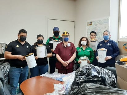 Los equipos FIRST del TecNM y Conalep hicieron entrega de caretas al Hospital General. (CORTESÍA)