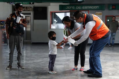 Personal médico del Gobierno de la Ciudad de México diagnostica a personas que presenten síntomas graves de COVID-19 a través de videollamadas. (EL UNIVERSAL)