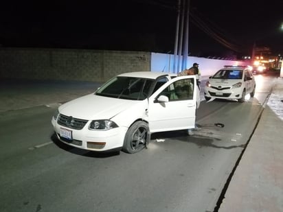 Muy dañado quedó el Volkswagen Jetta blanco, luego de chocarlo contra la protección de concreto del puente.