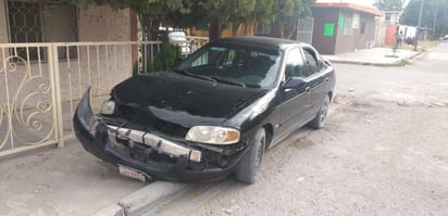 El vehículo señalado como responsable es un Nissan Sentra, modelo 2005, color negro, el cual portaba placas de identificación de una organización de empadronamiento de vehículos de procedencia extranjera.
