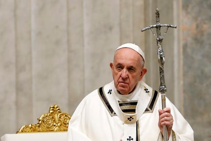 El papa celebró esta misa del Sábado Santo como todos los ritos de la Semana Santa de manera sobria en la Cátedra de San Pedro. (EFE)