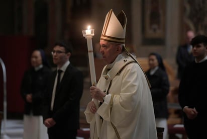 Durante la ceremonia, el sumo pontífice llamó a los creyentes a 'acallar las guerras, los gritos de muerte, la producción y comercio de armas, así como un cese a los abortos, que matan vida inocente'. (EFE)