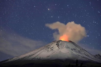 En las últimas 24 horas mediante el sistema de monitoreo del volcán Popocatépetl se identificaron 195 exhalaciones acompañadas de gases volcánicos y en ocasiones de ceniza. (ARCHIVO)