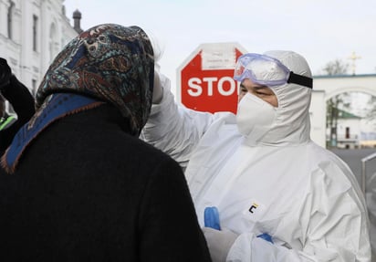 La situación por el nuevo coronavirus no está mejorando en Rusia, alertó el presidente Vladimir Putin en su reunión virtual con los responsables sanitarios y epidemiológicos del país. (ARCHIVO)
