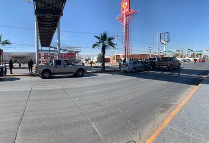 Patrulla de la Policía Municipal participa en choque carambola; del accidente dos agentes y un civil resultaron lesionados. (EL SIGLO DE TORREÓN)