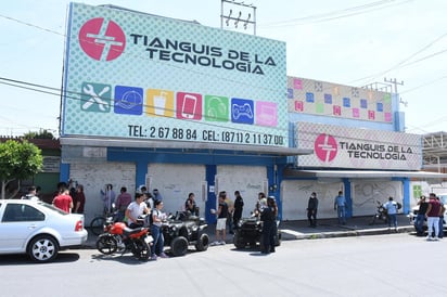 Por no acatar recomendaciones sanitarias para evitar la propagación y contagio del virus SARS-CoV-2 (Covid-19), el Ayuntamiento de Gómez Palacio suspendió esta tarde las actividades en el Tianguis de la Tecnología ubicado sobre la avenida Victoria de la zona centro. (FERNANDO COMPEÁN)