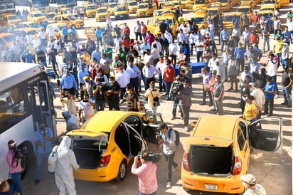 Luego de que el alcalde de Torreón encabezara junto a otros funcionarios y choferes el evento de sanitización masiva de vehículos del transporte público, surgieron señalamientos y reclamos por parte de regidores del Partido Revolucionario Institucional (PRI) que lo calificaron como de 'irresponsable'. (EL SIGLO DE TORREÓN)