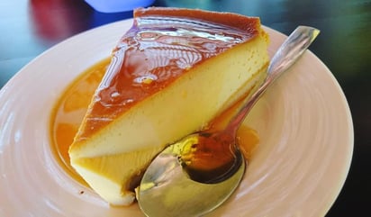 El flan napolitano en la antigüedad solía ser un postre delicado que se preparaba con leche, azúcar, claras y a veces almendras, pero actualmente se trata de un postre denso. (ESPECIAL)