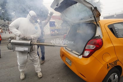 El titular de la Dirección de Movilidad Urbana de Torreón, informó que durante este sábado se aplicó la sanitización a unas 70 unidades vehiculares. (VERÓNICA RIVERA)