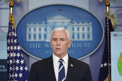 El vicepresidente Mike Pence, quien también está encargado de la estrategia de la Casa Blanca contra el coronavirus, aseguró que los comentarios de Donald Trump a los gobernadores para que abran la economía sólo han sido para animarlos a buscar formas seguras para reactivar el sistema. (ARCHIVO) 