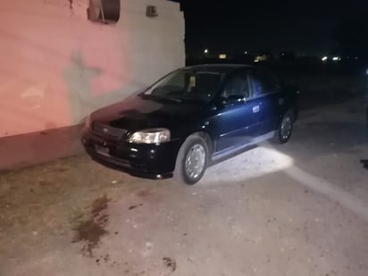 El vehículo fue abandonado por su conductor tras el accidente. (EL SIGLO DE TORREÓN)