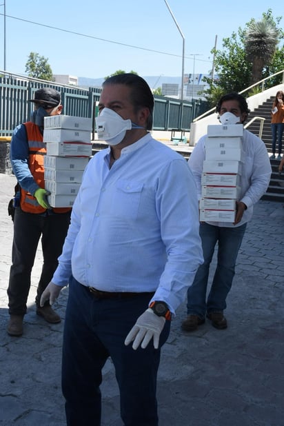 El diputado federal por Coahuila Lenin Pérez Rivera entregó un donativo de 180 mascarillas N95 para el personal médico del HGZ No. 7 del IMSS de Monclova, adquirido con recursos propios por el legislador de Ciudad Acuña, su compañero de bancada Emilio de Hoyos y por gestiones con organismos internacionales. (SERGIO RODRÍGUEZ)