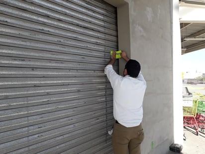 Personal de Protección Civil y de la Secretaria de Salud, procedieron a la clausura de un supermercado en San Pedro, por incumplir con las disposiciones implementadas para evitar propagación del coronavirus SARS-CoV-2, causante de la enfermedad COVID-19. (MARY VÁZQUEZ)