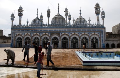 En Pakistán, poderosos clérigos musulmanes forzaron al Gobierno a dejar abiertas las mezquitas durante el Ramadán. (EFE) 