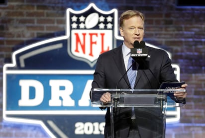 El comisionado de la NFL Roger Goodell tendrá que conducir la tarea más visible del año: anunciar las selecciones del draft. (ARCHIVO)