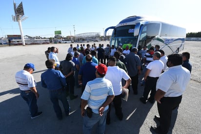 La manifestación se realizó en el estacionamiento de un centro comercial en Torreón. (ÉRICK SOTOMAYOR)