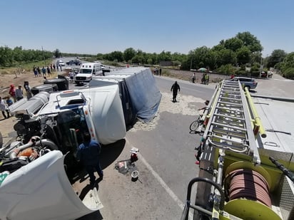 El tráiler cargado con semilla de algodón terminó tendido sobre su costado izquierdo.