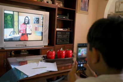 Mientras dura el periodo de distanciamiento social, que llevó al cierre de escuelas el 20 de marzo, el programa educativo se centra en una estrategia a distancia para mantener los servicios educativos durante la emergencia.
(EFE)