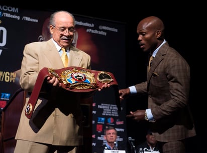 El Presidente de la Organización Mundial de Boxeo, Paco Valcárcel (i), aprobó una función en Japón para junio bajo medidas sanitarias.