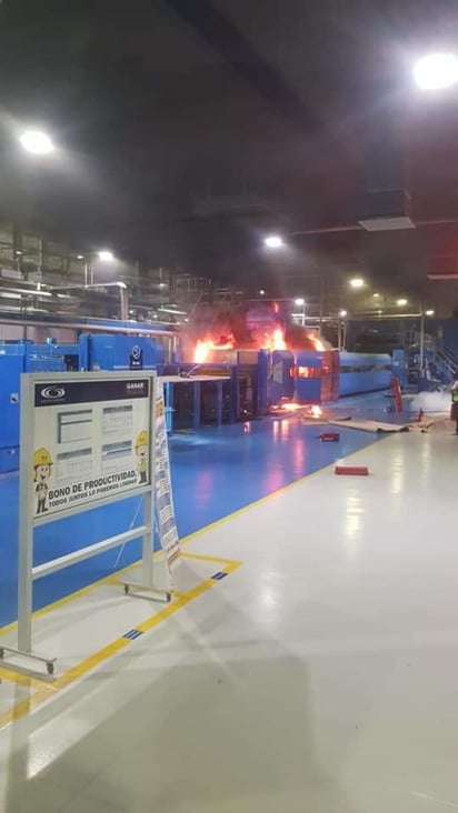 El incendio ocurrió en el área de corrugado de la empresa denominada Empaques Modernos del Norte, perteneciente al Grupo Gondi, proveedora de la cervecera Constellation Brands. (EL SIGLO DE TORREÓN)