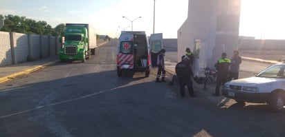 Paramédicos de la Cruz Roja atendieron al lesionado. (EL SIGLO DE TORREÓN)