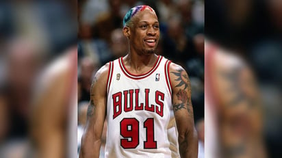 Rodman era un tipo dominante en la duela y especialista en rebotes, pero también era conocido por su personalidad y looks irreverentes. (ESPECIAL)
