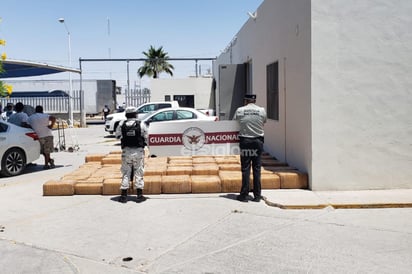 Aunque no se reveló la cantidad, en las fotografías se observa que son un buen número de paquetes grandes, enredados en cinta canela. (EL SIGLO DE TORREÓN)