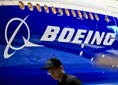 Boeing anunció este miércoles que planea recortar un 10 % de su plantilla, unos 16,000 empleos, y reducir la producción de varios de sus modelos de aviación comercial, incluido el accidentado 737 MAX. (ARCHIVO) 