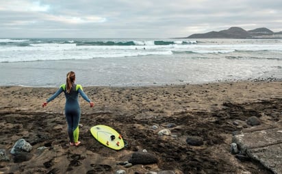 En España, quienes viven en la costa pudieron practicar surf, incluyendo algunos deportistas profesionales. (EFE)