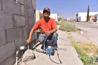 Con una pequeña bomba, algunos habitantes de Jardines de Universidad extraen el agua para poder realizar sus actividades y es la única manera de que poder llenar el tinaco. (ÉRICK SOTOMAYOR)