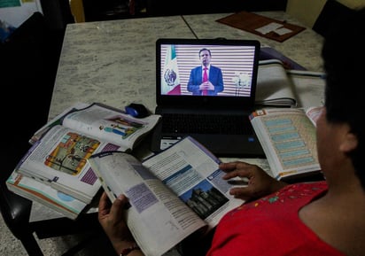 El secretario de Educación, Esteban Moctezuma Barragán, acordó fortalecer el programa Aprende en Casa, dando prioridad a la educación indígena y especial, aseguró en videoconferencia con pedagogos del país. (ARCHIVO)