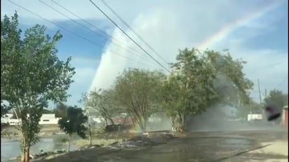 Representantes del sistema de agua indicaron que la presión que se maneja en esta tubería no es la que la dependencia utiliza para distribuir el vital elemento a los hogares de estas dos ciudades.(EL SIGLO COAHUILA)