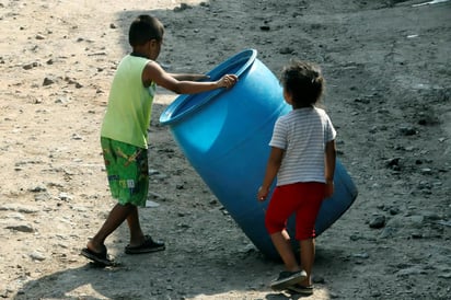 En sólo 50 años, entre 2,000 millones y 3,500 millones de personas, la mayoría pobres que no pueden pagar aire acondicionado, vivirán en un clima que históricamente ha sido demasiado cálido para habitar, según un nuevo estudio. (ARCHIVO)