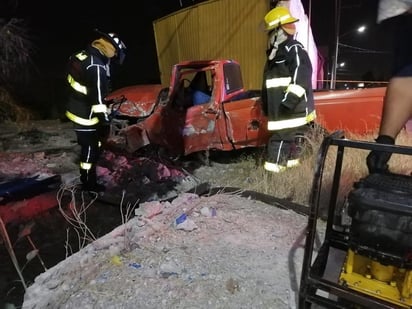 El conductor de la camioneta se impactó de frente contra una finca. (EL SIGLO DE TORREÓN)