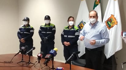 Dos elementos femeninos de la dirección de Tránsito y Vialidad del municipio de Piedras Negras recibieron un reconocimiento por parte de Claudio Mario Bres Garza, presidente municipal de Piedras Negras. (EL SIGLO COAHUILA)