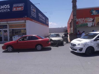 El accidente ocurrió cerca de las 13:10 horas de este martes en el estacionamiento de un centro comercial. (EL SIGLO DE TORREÓN)