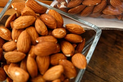 Las almendras se pueden comer como colación durante el día. (ARCHIVO) 