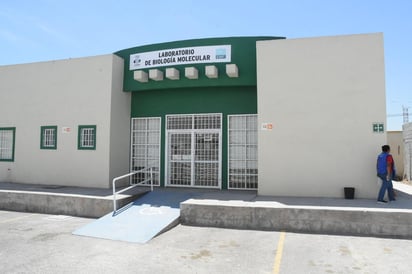 El laboratorio biológico molecular de la región centro del estado ya está trabajando y se encuentra prácticamente al día con las tomas de muestras y resultados de análisis de casos sospechosos de COVID-19. (EL SIGLO COAHUILA)