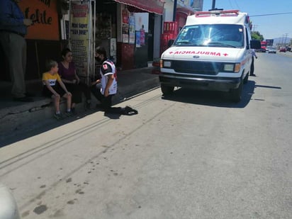 Mujer logra escapar al sufrir el robo de su camioneta, en calles de la colonia Satélite de Torreón. (EL SIGLO DE TORREÓN)