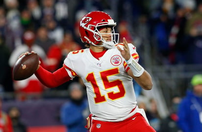 Dos de los rostros jóvenes y triunfadores de la NFL, Patrick Mahomes y Deshaun Watson, serán los protagonistas del partido de “kick off” para la temporada 2020, que comenzará el jueves 10 de septiembre. (EFE)