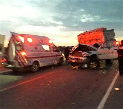 Los hechos se registraron cerca de las 6:00 de la mañana de este viernes a la altura del kilómetro 103 de la carretera Gómez Palacio-Jiménez, a la altura de la comunidad de Ceballos, perteneciente al municipio de Mapimí.

(EL SIGLO DE TORREÓN)