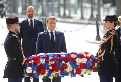 La plaza del Arco del Triunfo de París, habituada a grandes fastos cada 8 de mayo para celebrar el fin de la Segunda Guerra Mundial, apareció este viernes desangelada, escenario de una ceremonia marcada por las medidas de precaución que imponen la pandemia de la COVID-19. (EFE) 