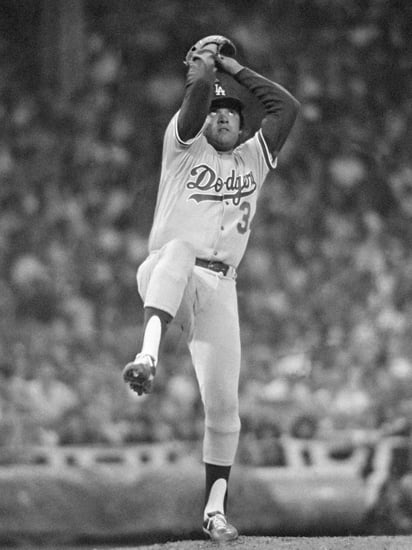 Fernando Valenzuela tuvo marca de 13-7 con 2.48 de efectividad, completó 11 juegos y logró ocho blanqueadas, además de ganar un juego en la Serie Mundial.