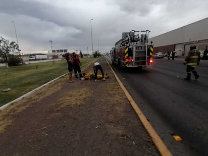 El joven fue atendido por el personal de Bomberos y Protección Civil de la ciudad de Gómez Palacio. (EL SIGLO DE TORREÓN)